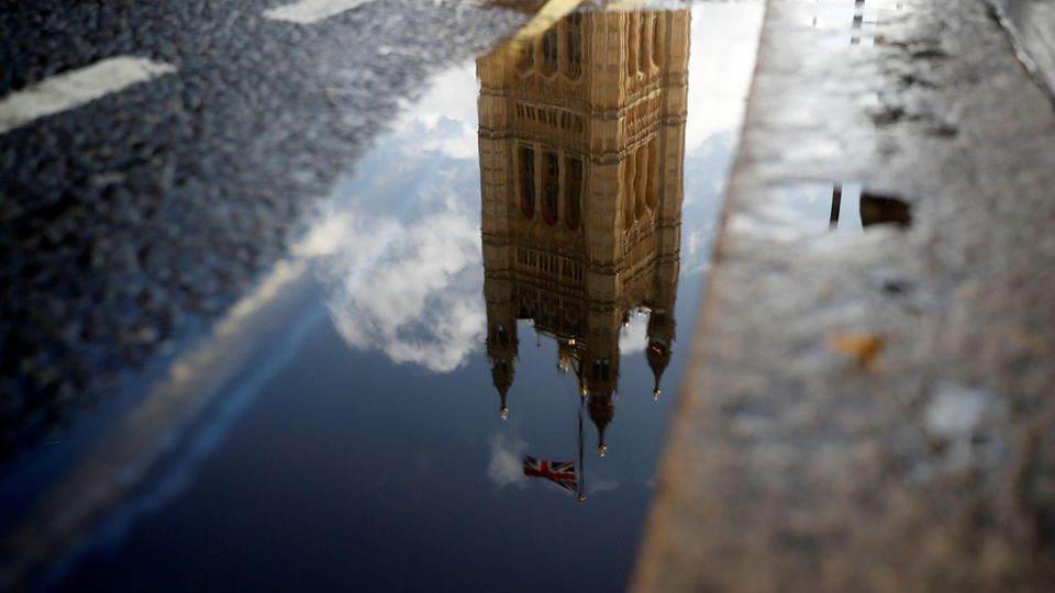 VOE STERN 41/2019 TITELGESCHICHTE ES REICHT! - DIE PRÜFUNG - TRUM UND JOHNSON TOPSHOT - The Houses of Parliament are reflected in a puddle of rainwater in central London on September 24, 2019 after the judgement of the court on the legality of Boris Jo... Das britische Parlament, sich kopfüber in einer Straßenpfütze spiegelnd