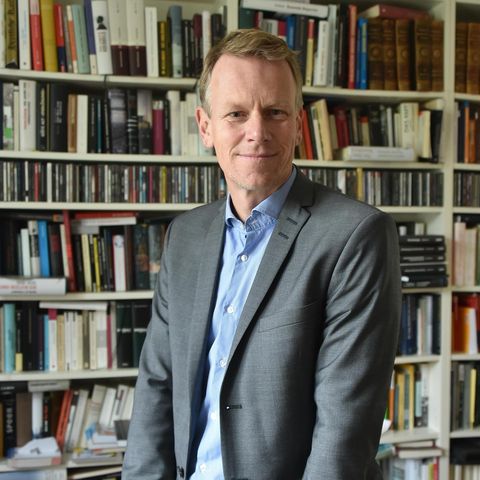 Frank Bösch im Porträt vor einem Bücherregal