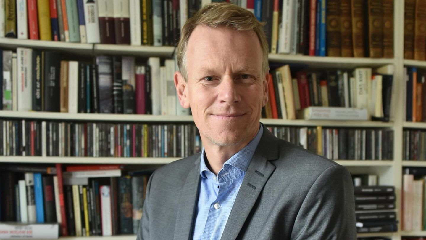 Frank Bösch im Porträt vor einem Bücherregal