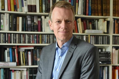 Frank Bösch im Porträt vor einem Bücherregal
