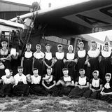 Schon bald kamen Flugzeuge vom Typ Fokker zum Einsatz , wie diese Fokker F.VII im Hintergrund. Mit der später dreimotorigen Version wurde erstmals der Langstreckenverkehr aufgenommen: Von Amsterdam ging es ab 1930 bis Batavia, dem heutigen Jakarta.