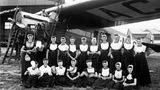 Schon bald kamen Flugzeuge vom Typ Fokker zum Einsatz , wie diese Fokker F.VII im Hintergrund. Mit der später dreimotorigen Version wurde erstmals der Langstreckenverkehr aufgenommen: Von Amsterdam ging es ab 1930 bis Batavia, dem heutigen Jakarta.