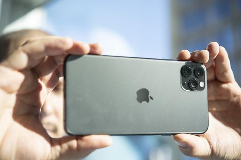 Ein Mann fotografiert mit dem iPhone11
