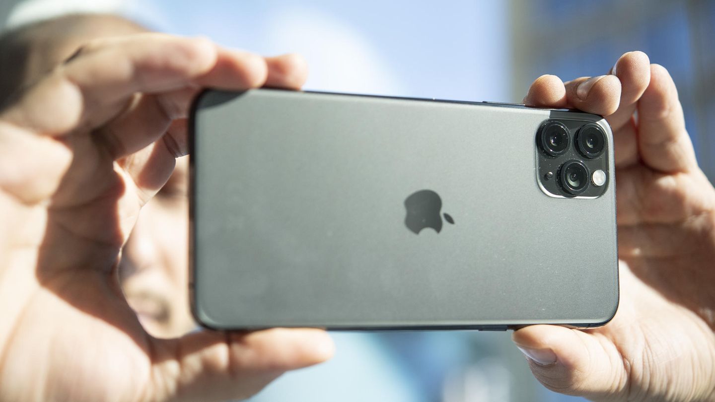 Ein Mann fotografiert mit dem iPhone11