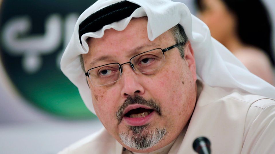 Der saudische Journalist Jamal Khashoggi spricht während einer Pressekonferenz im Jahr 2015 Der saudische Journalist Jamal Khashoggi spricht während einer Pressekonferenz im Jahr 2015