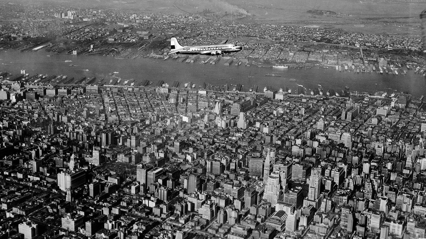 DC-4 von KLM über Manhattan