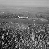 DC-4 von KLM über Manhattan