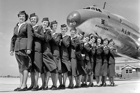 Besatzung vor dem Bug einer Lockheed Constellation