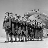 Besatzung vor dem Bug einer Lockheed Constellation