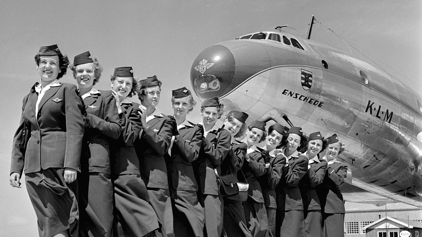 Besatzung vor dem Bug einer Lockheed Constellation