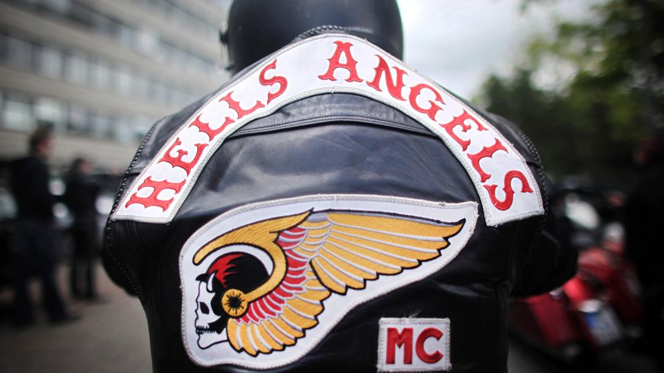 Ein Mitglied der Rockergruppe Hells Angels nimmt an einem Protestkorso teil