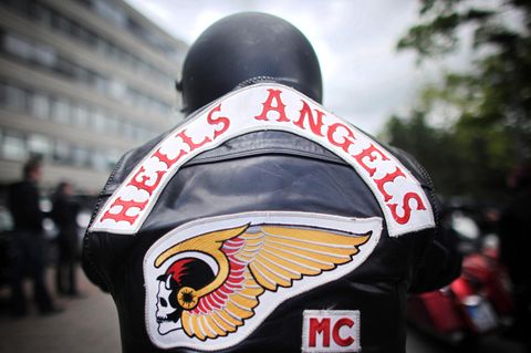 Ein Mitglied der Rockergruppe Hells Angels nimmt an einem Protestkorso teil