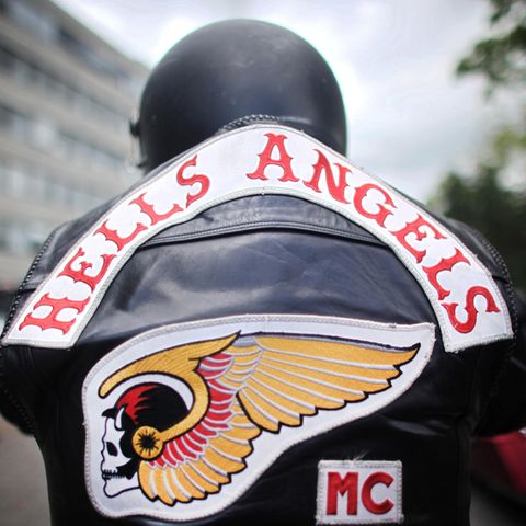 Ein Mitglied der Rockergruppe Hells Angels nimmt an einem Protestkorso teil