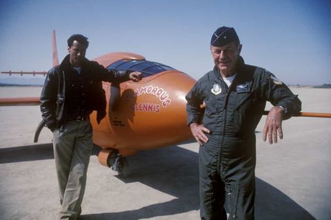 Chuck Yeager neben dem Schauspieler Sam Shepard, der den Flieger in "Der Stoff aus dem die Helden sind" spielte, vor der "Glamorous Glennis" - der Maschine mit der Yeager 1947 die Schallmauer durchbrach.