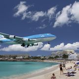 Boeing 747 im Landeanflug über dem Strand von Saint Maarten