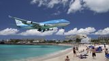 Boeing 747 im Landeanflug über dem Strand von Saint Maarten