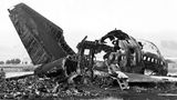 Der schwärzeste Tag in der Geschichte der KLM: Am 27. März 1977 kollidieren im Nebel auf dem Flughafen von Los Rodeos auf Teneriffa zwei Jumbojets von PanAm und KLM zusammen. 583 Menschen kommen ums Leben, darunter alle 235 Insassen der Boeing 747 von KLM.