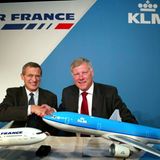 Mehr als nur eine Handreichung: 2004 unterzeichnen Leo van Wijk (R) der KLM und Jean-Cyril Spinetta (L) von Air France einen Fusionsvertrag. Beide Airlines bleiben eigenständig und sind Mitglieder der Allianz Sky Team.