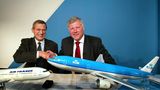 Mehr als nur eine Handreichung: 2004 unterzeichnen Leo van Wijk (R) der KLM und Jean-Cyril Spinetta (L) von Air France einen Fusionsvertrag. Beide Airlines bleiben eigenständig und sind Mitglieder der Allianz Sky Team.