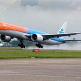 Seit ewigen Zeiten wurden die KLM-Jets hellblau lackiert. Doch diese Boeing 777-300 wurde im vorderen Teil des Rumpfes 2016 in knallorange gespritzt - in den Nationalfarben des Landes. 