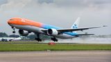 Seit ewigen Zeiten wurden die KLM-Jets hellblau lackiert. Doch diese Boeing 777-300 wurde im vorderen Teil des Rumpfes 2016 in knallorange gespritzt - in den Nationalfarben des Landes. 