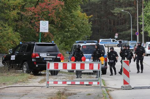Einsatzkräfte der Polizei sind in der Nähe eines Berufsschulzentrums im Einsatz