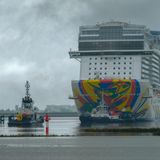 Emsabwärts Richtung Nordsee: 333 Meter lang und 20 Decks hoch ist die "Norwegian Encore",  das vierte Schiff der Breakaway-Plus-Klasse von der Reederei Norwegian Cruise Line.