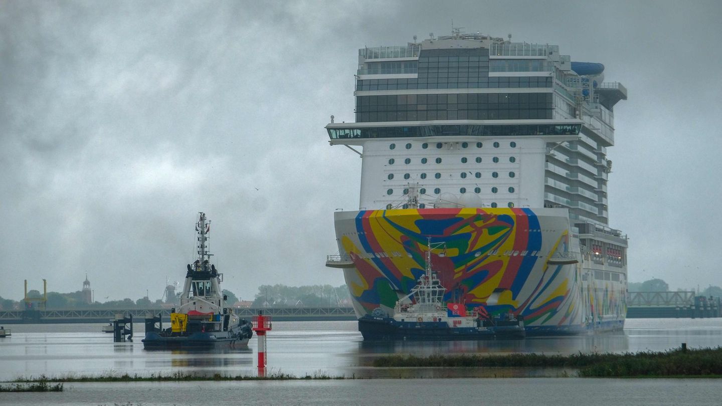 Emsabwärts Richtung Nordsee: 333 Meter lang und 20 Decks hoch ist die "Norwegian Encore",  das vierte Schiff der Breakaway-Plus-Klasse von der Reederei Norwegian Cruise Line.