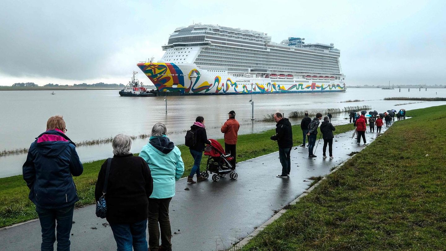 Schaulustige auf dem Deich: Die "Norwegian Encore" ist der zweitgrößte Neubau der Werft - nach der "Aida Nova" Ende 2018. 