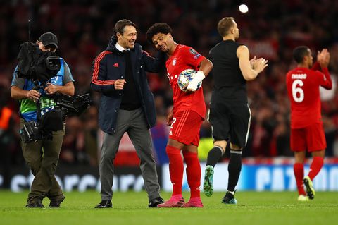 Bayern-Trainer Niko Kovac gratuliert Serge Gnabry, seinem besten Spieler an diesem denkwürdigen Abend in London