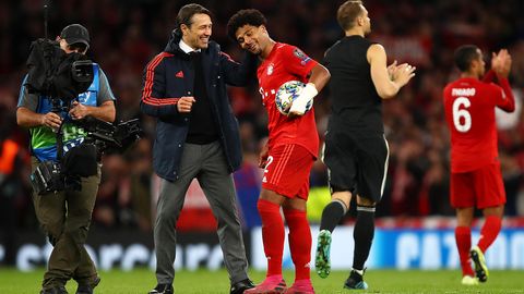Bayern-Trainer Niko Kovac gratuliert Serge Gnabry, seinem besten Spieler an diesem denkwürdigen Abend in London