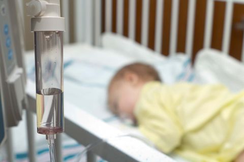 Ein Kind erhält in einer Kinderklinik eine Infusion
