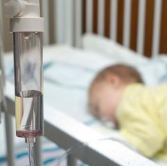 Ein Kind erhält in einer Kinderklinik eine Infusion