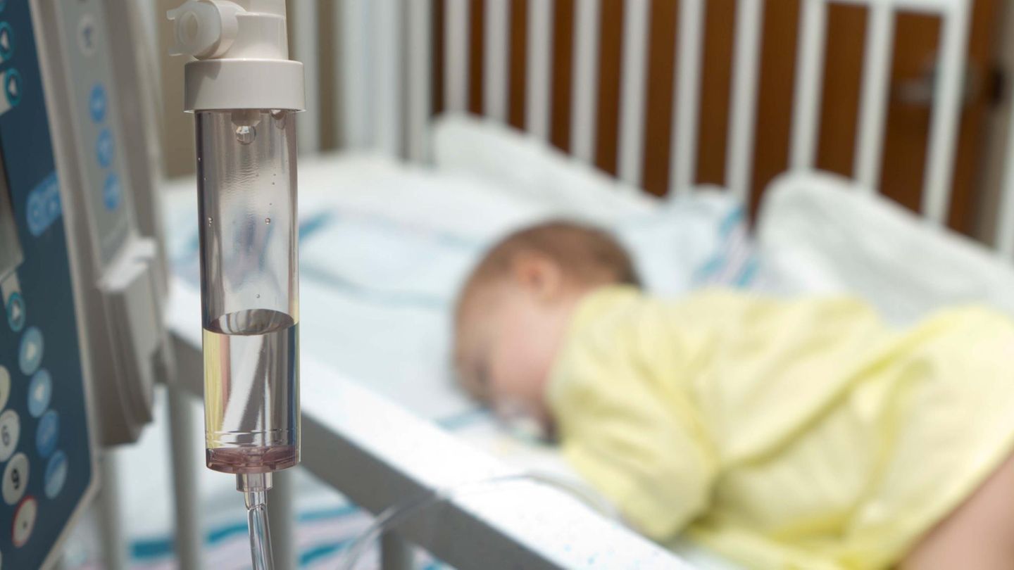 Ein Kind erhält in einer Kinderklinik eine Infusion