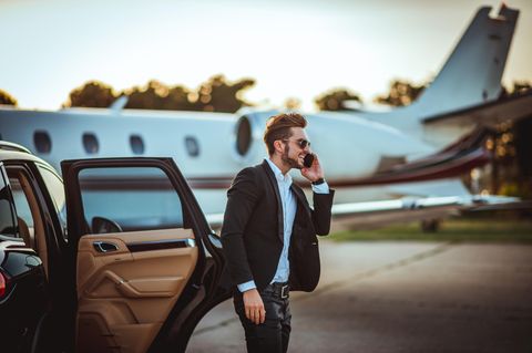 Junger Millionär am Flughafen