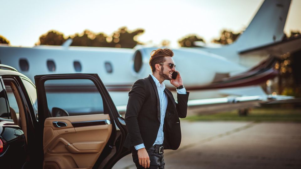 Junger Millionär am Flughafen