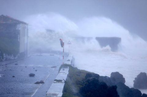 Hurrikan Lorenzo - Hohe Wellen am Ufer von Horta auf der Azoreninsel Faial
