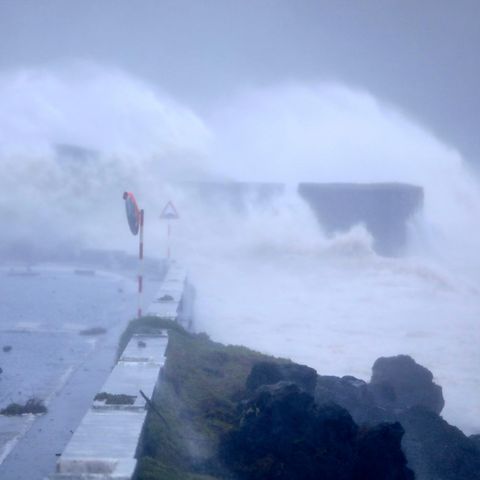 Hurrikan Lorenzo - Hohe Wellen am Ufer von Horta auf der Azoreninsel Faial