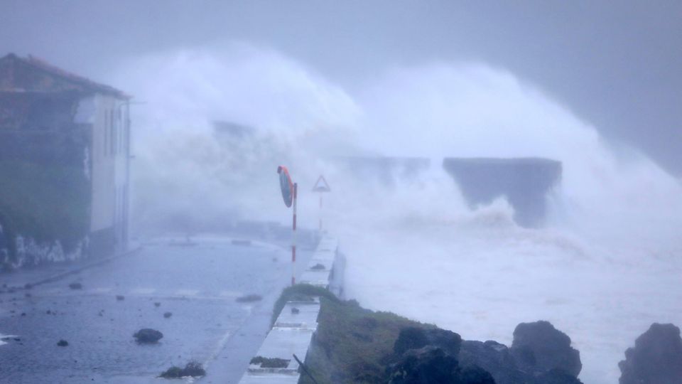 Hurrikan Lorenzo - Hohe Wellen am Ufer von Horta auf der Azoreninsel Faial