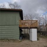 Offenbar hat der Trend zum Upcycling, also zum Einsatz alter Materialien für neue Zwecke, hier den Bauherren beflügelt. Also warum einen statisch einwandfreien Träger für den Balkon bauen, wenn es auch ein alter Kühlschrank tut?