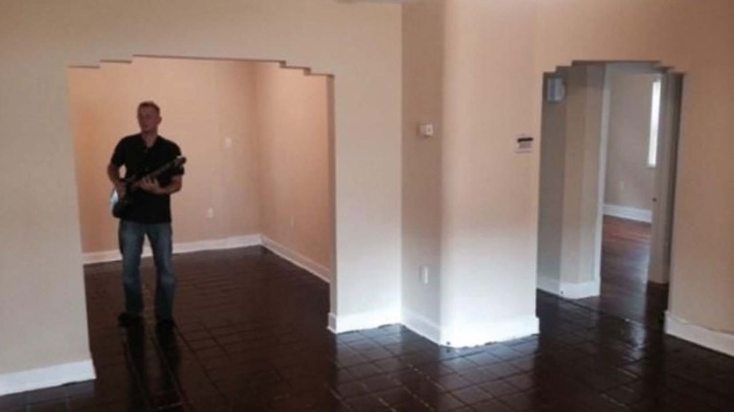 Mann in Wohnung