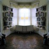 Warum ist das Bild in der Mitte gespiegelt, sodass sich das Zimmer um das Sideboard krümmt? Gruselig.