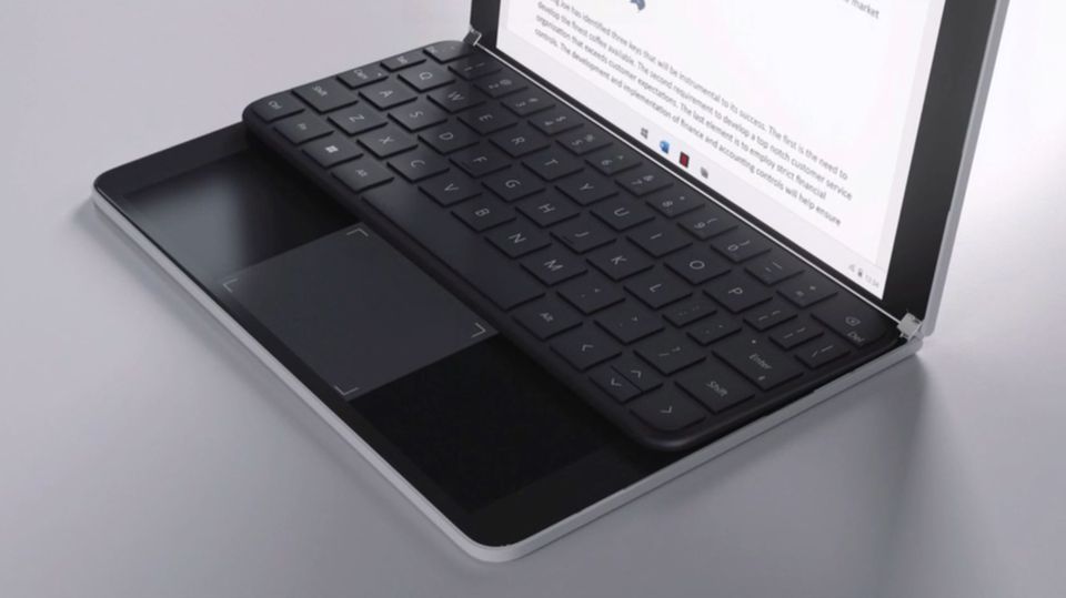 Surface-Event: Das Surface Neo erlaubt mit seiner Tastatur hohe Flexibilität und lässt den unteren Bildschirm etwa zum Mauspad werden. Schiebt man sie an den unteren Rand, kann am oberen Rand eine Emoji-Tastatur oder auch andere Inhalte wie Videos oder Webseiten dargestellt werden. Das Surface Neo erlaubt mit seiner Tastatur hohe Flexibilität und lässt den unteren Bildschirm etwa zum Mauspad werden. Schiebt man sie an den unteren Rand, kann am oberen Rand eine Emoji-Tastatur oder auch andere Inhalte wie Videos oder Webseiten dargestellt werden.