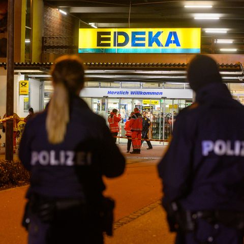 Polizisten vor dem Supermarkt, vor dem am Mittwochabend die tödlichen Schüsse fielen