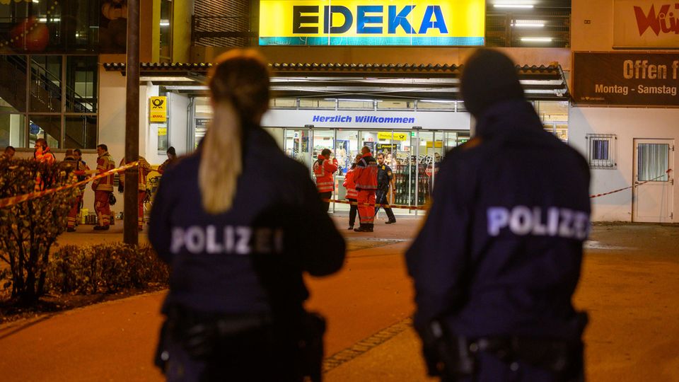 Polizisten vor dem Supermarkt, vor dem am Mittwochabend die tödlichen Schüsse fielen