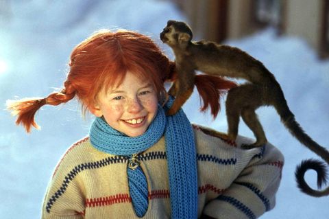 Pippi Langstrumpf mit ihrem Äffchen Herr Nilsson.