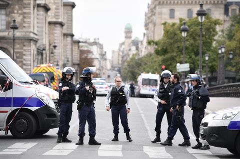 Nach der Messerattacke in Paris sind Polizeikräfte vor Ort