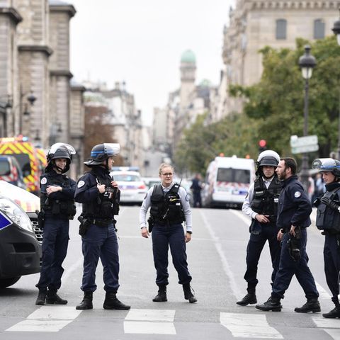Nach der Messerattacke in Paris sind Polizeikräfte vor Ort