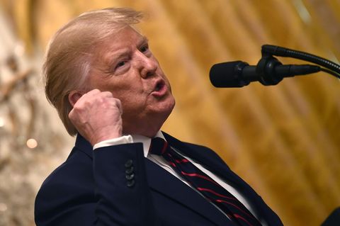 Donald Trump ballt die Faust vor einem Mikrofon