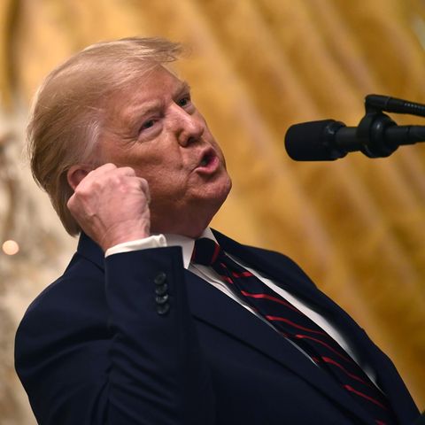 Donald Trump ballt die Faust vor einem Mikrofon